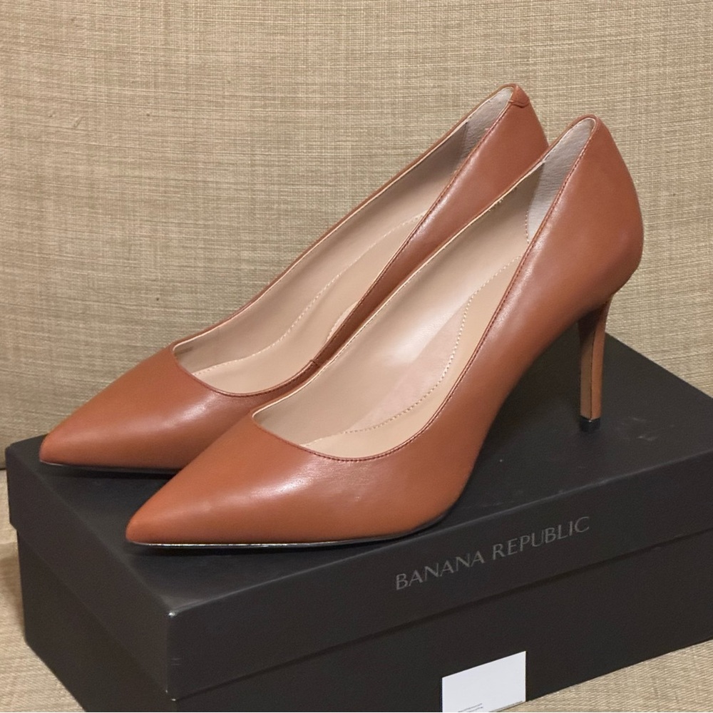 Banana Republic Madison Rounded Topline 12-Hour Pump Cognac size 10